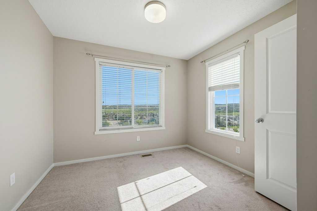 3 Evansview Gardens Nw, Calgary, AB - Indoor Photo Showing Other Room