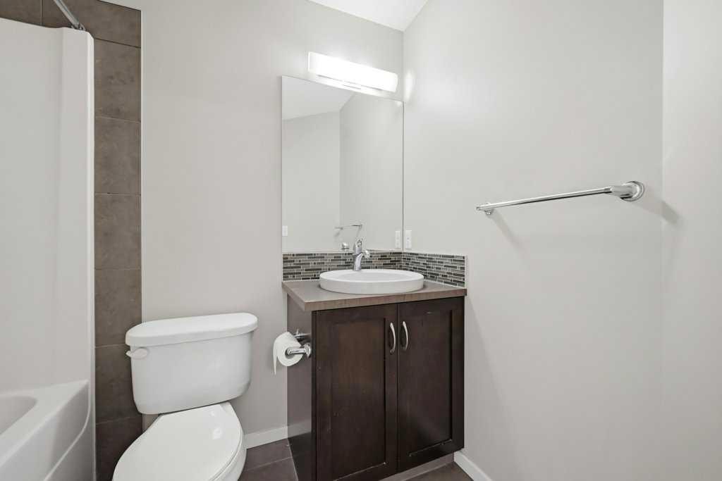 3 Evansview Gardens Nw, Calgary, AB - Indoor Photo Showing Bathroom