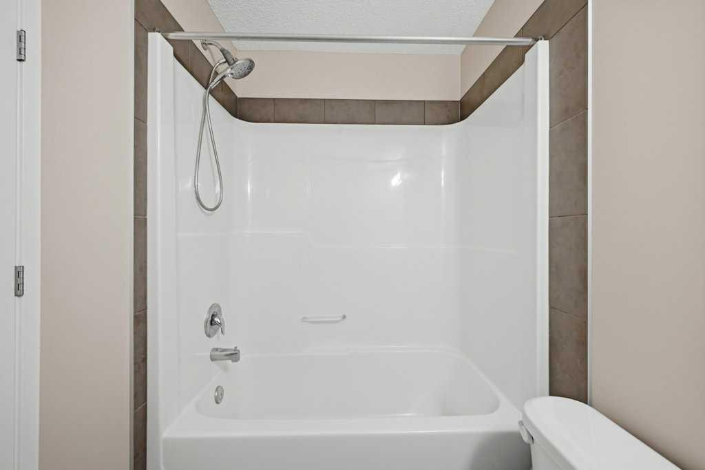 3 Evansview Gardens Nw, Calgary, AB - Indoor Photo Showing Bathroom