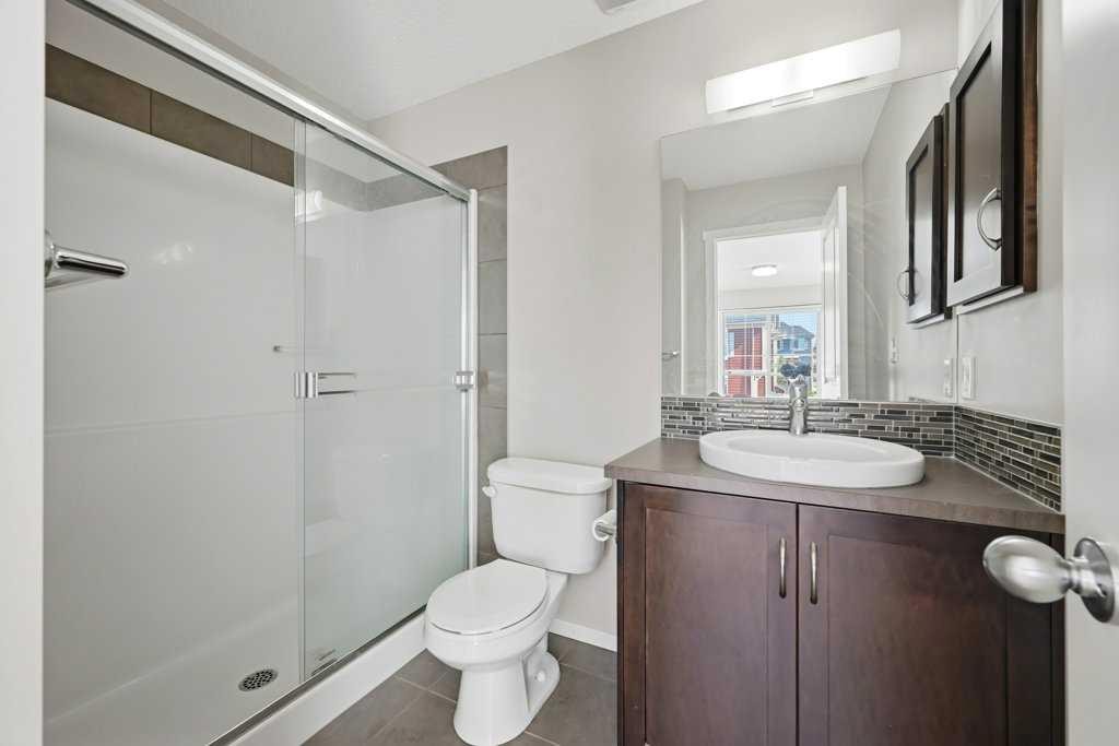 3 Evansview Gardens Nw, Calgary, AB - Indoor Photo Showing Bathroom