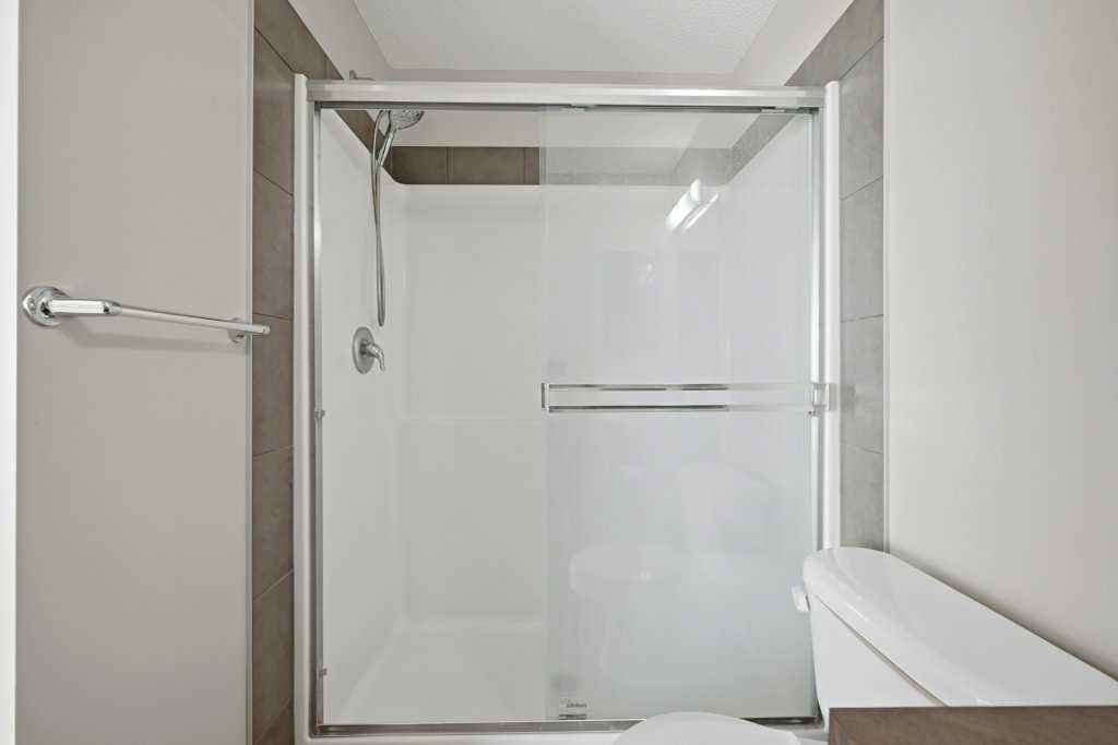 3 Evansview Gardens Nw, Calgary, AB - Indoor Photo Showing Bathroom