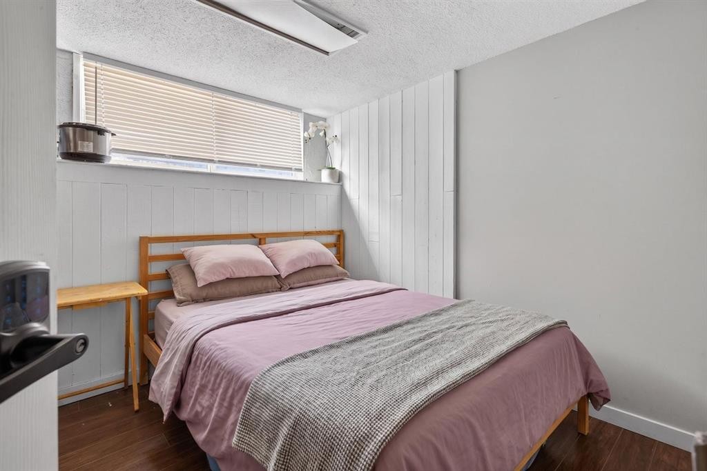 319 Rundlelawn Road Ne, Calgary, AB - Indoor Photo Showing Bedroom