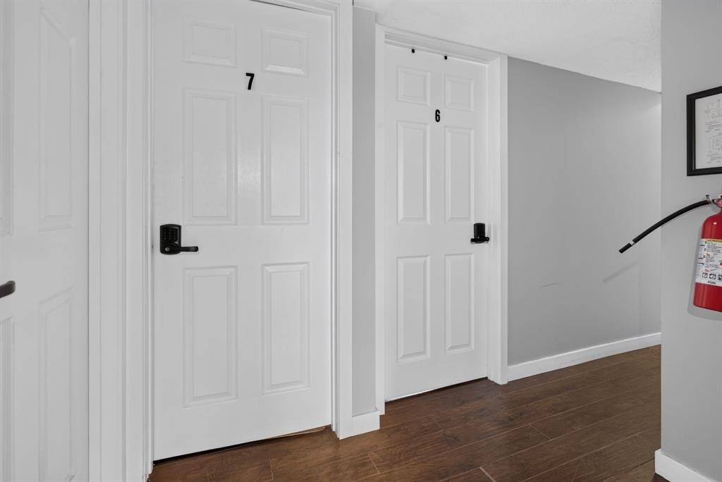 319 Rundlelawn Road Ne, Calgary, AB - Indoor Photo Showing Other Room