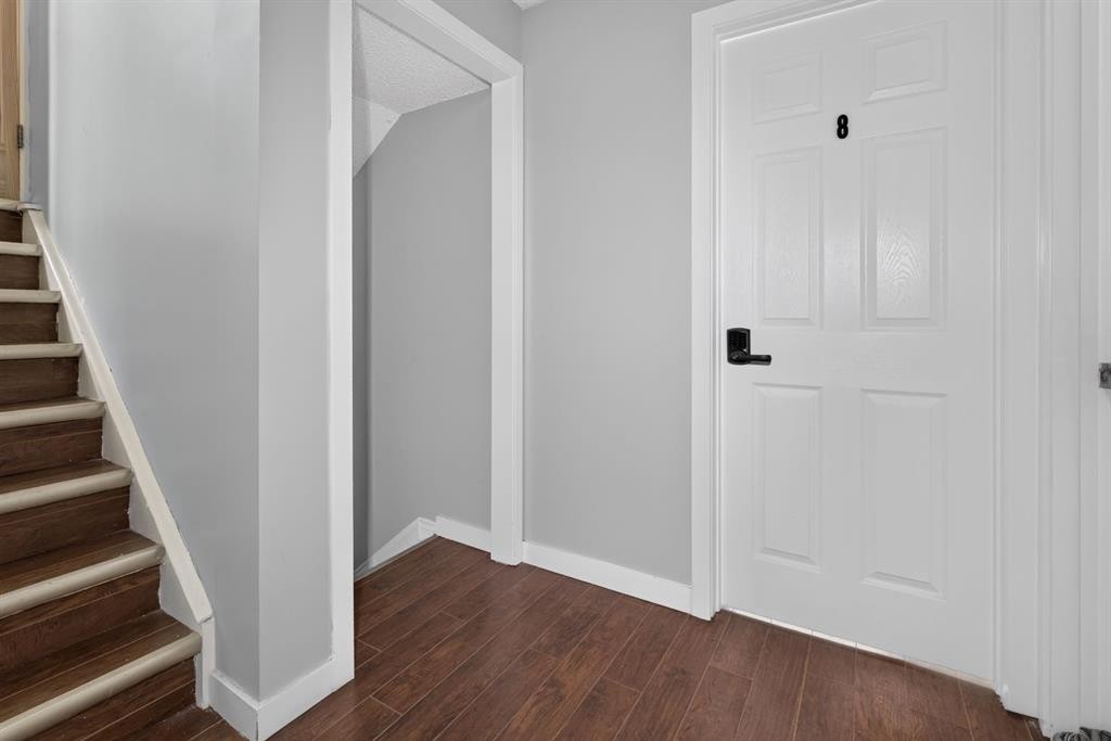 319 Rundlelawn Road Ne, Calgary, AB - Indoor Photo Showing Other Room