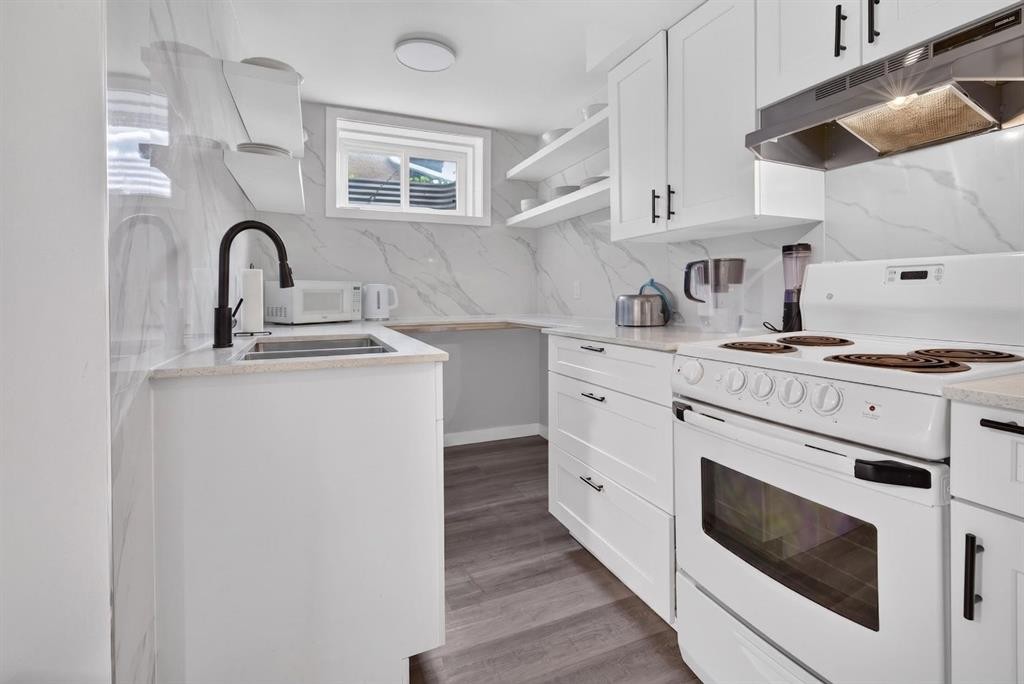 319 Rundlelawn Road Ne, Calgary, AB - Indoor Photo Showing Kitchen