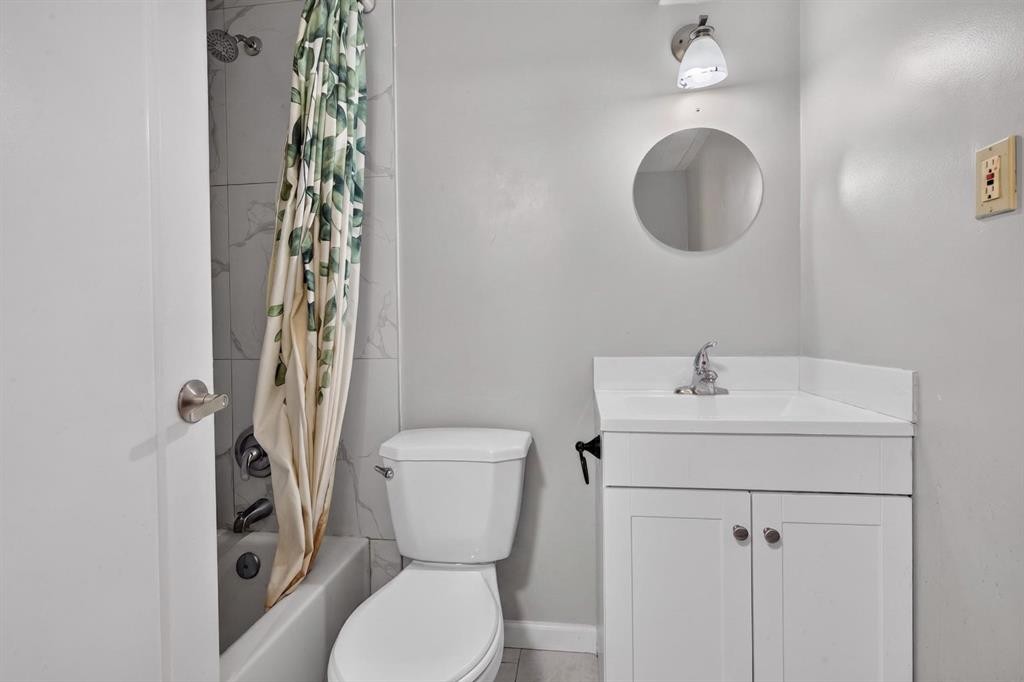 319 Rundlelawn Road Ne, Calgary, AB - Indoor Photo Showing Bathroom