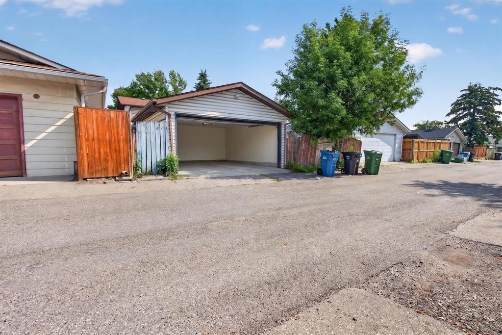 319 Rundlelawn Road Ne, Calgary, AB - Outdoor With Exterior