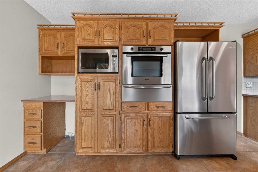 4639 Marbank Drive, Calgary, AB - Indoor Photo Showing Kitchen With Stainless Steel Kitchen