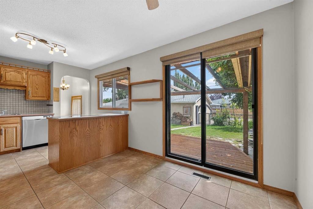 4639 Marbank Drive, Calgary, AB - Indoor Photo Showing Kitchen