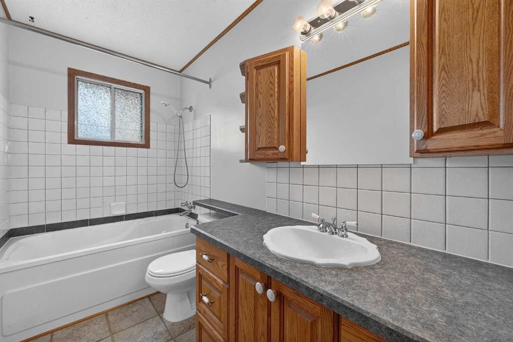 4639 Marbank Drive, Calgary, AB - Indoor Photo Showing Bathroom