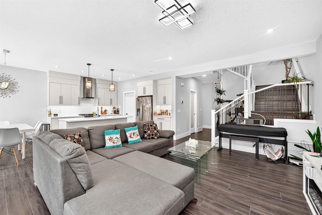 86 Carringvue Manor Nw, Calgary, AB - Indoor Photo Showing Living Room
