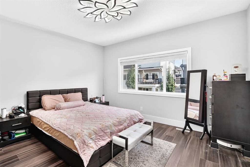 86 Carringvue Manor Nw, Calgary, AB - Indoor Photo Showing Bedroom
