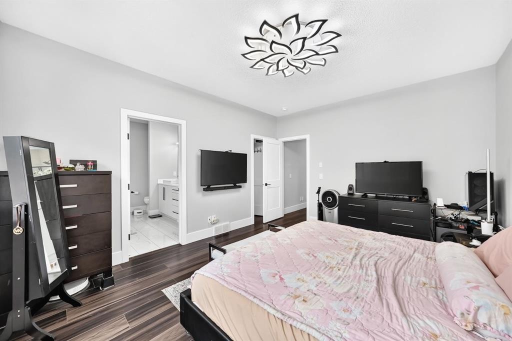 86 Carringvue Manor Nw, Calgary, AB - Indoor Photo Showing Bedroom