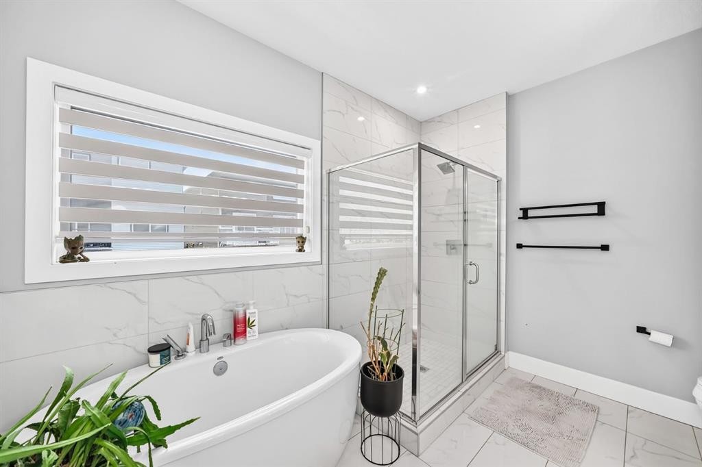 86 Carringvue Manor Nw, Calgary, AB - Indoor Photo Showing Bathroom