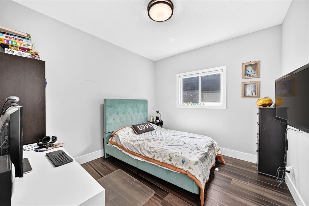 86 Carringvue Manor Nw, Calgary, AB - Indoor Photo Showing Bedroom