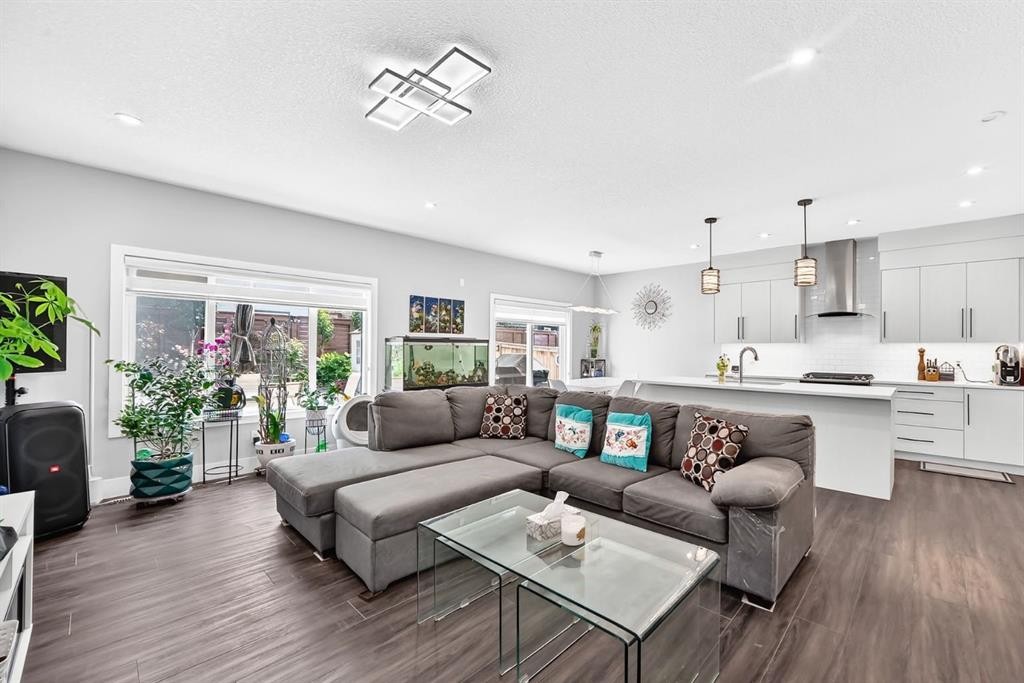 86 Carringvue Manor Nw, Calgary, AB - Indoor Photo Showing Living Room