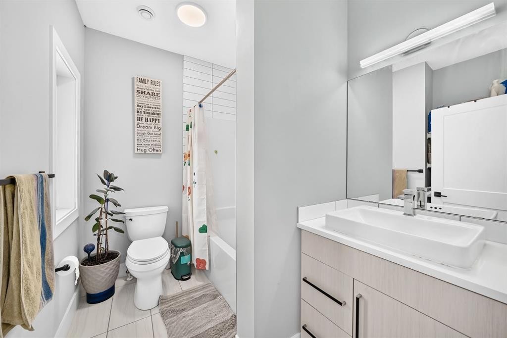 86 Carringvue Manor Nw, Calgary, AB - Indoor Photo Showing Bathroom
