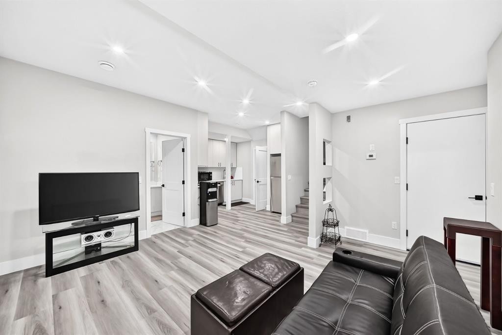 86 Carringvue Manor Nw, Calgary, AB - Indoor Photo Showing Living Room