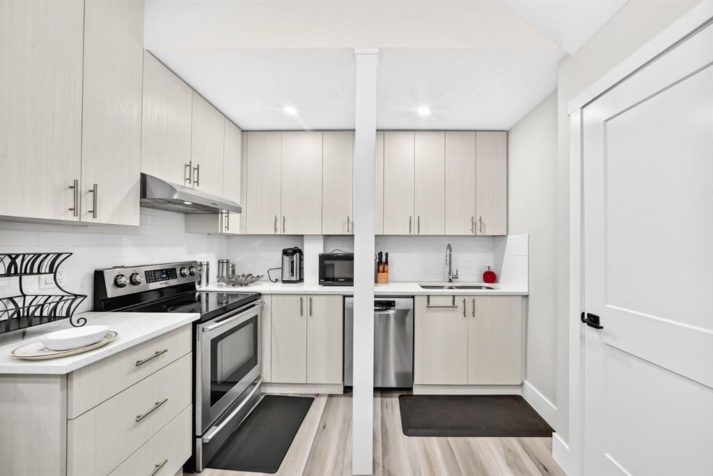 86 Carringvue Manor Nw, Calgary, AB - Indoor Photo Showing Kitchen