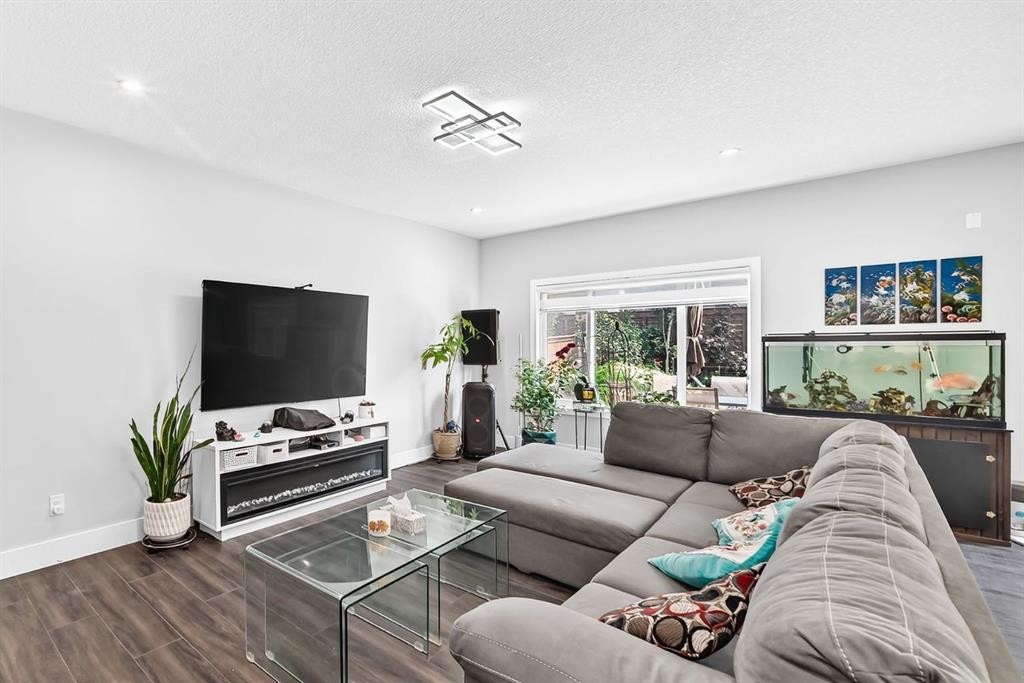 86 Carringvue Manor Nw, Calgary, AB - Indoor Photo Showing Living Room