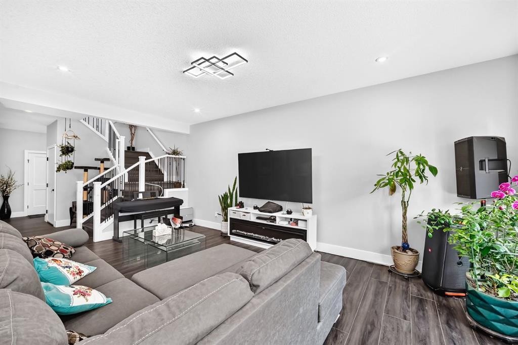 86 Carringvue Manor Nw, Calgary, AB - Indoor Photo Showing Living Room