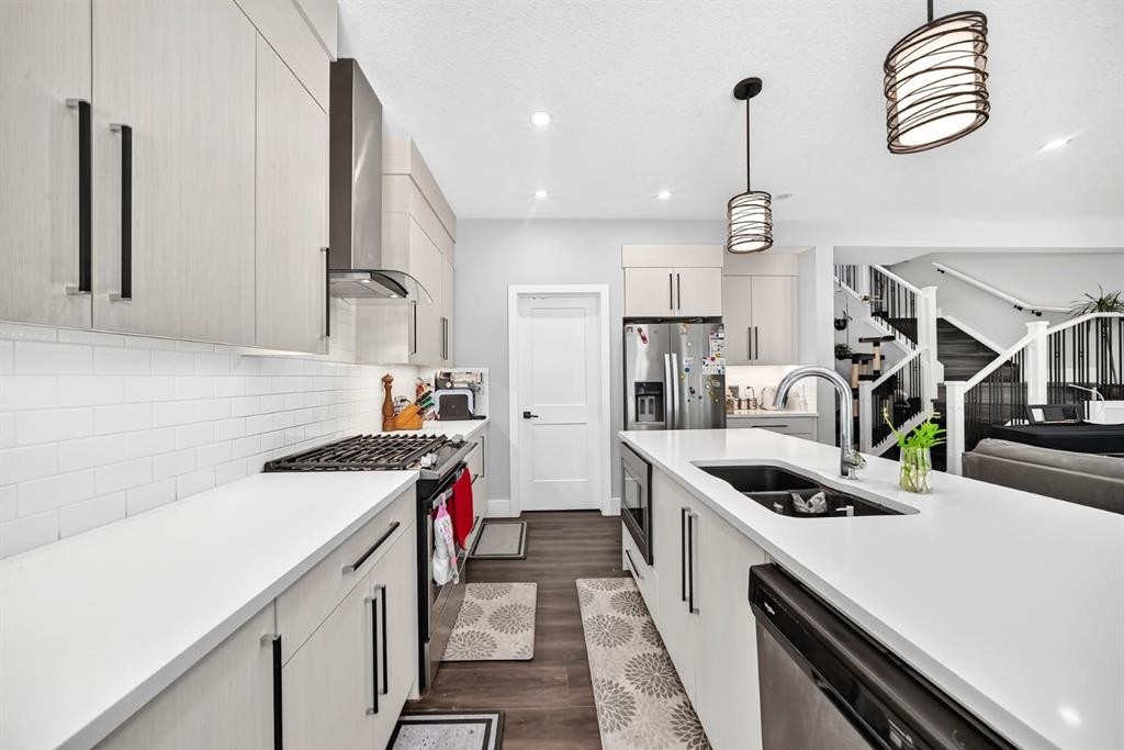 86 Carringvue Manor Nw, Calgary, AB - Indoor Photo Showing Kitchen With Double Sink With Upgraded Kitchen