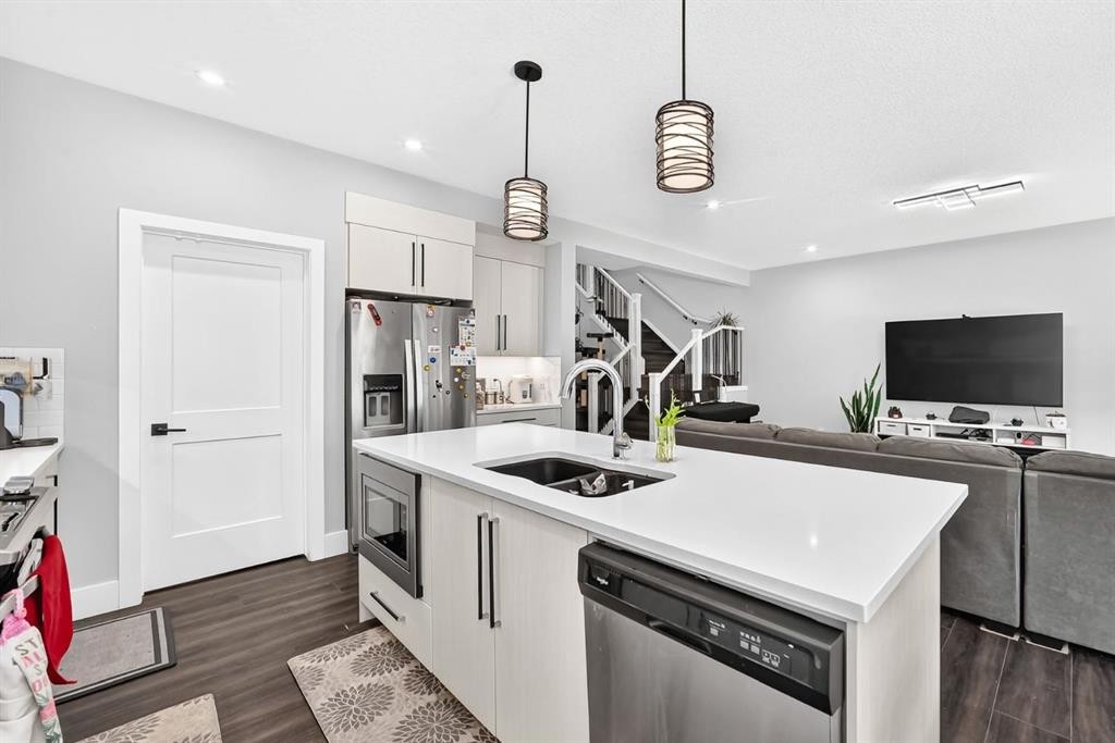86 Carringvue Manor Nw, Calgary, AB - Indoor Photo Showing Kitchen With Double Sink
