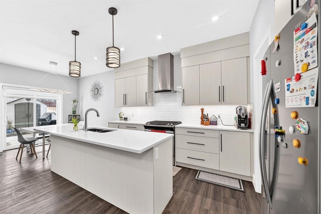 86 Carringvue Manor Nw, Calgary, AB - Indoor Photo Showing Kitchen With Double Sink With Upgraded Kitchen