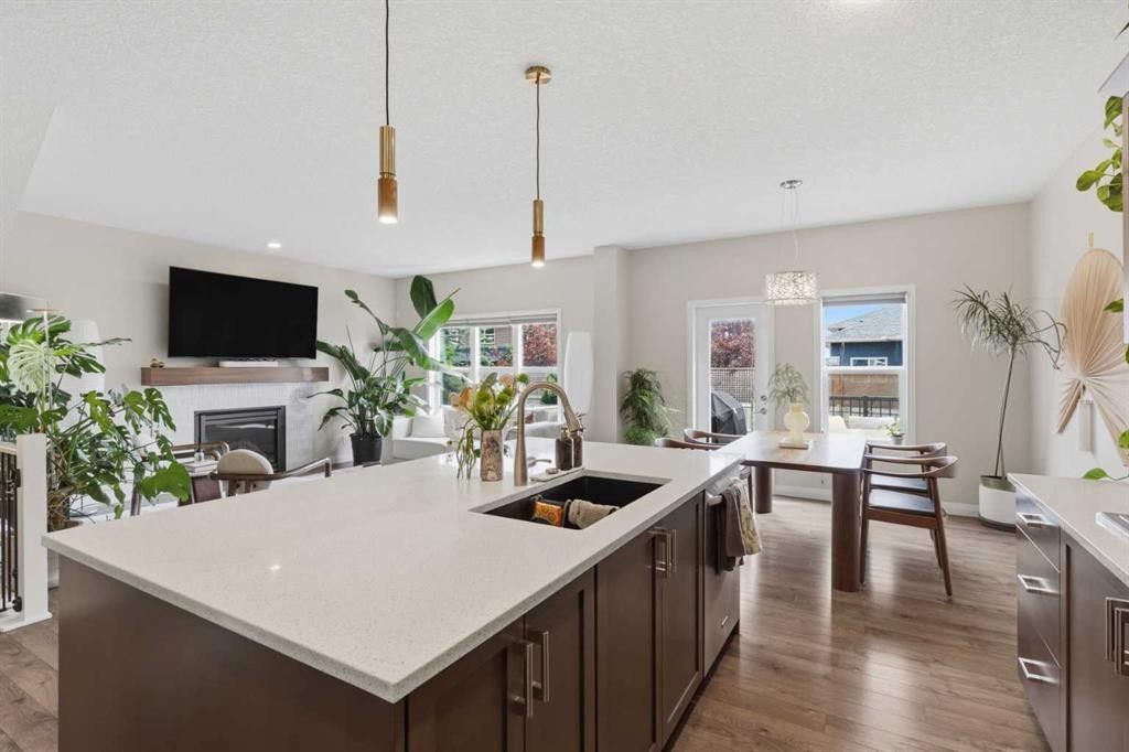 26 Evansfield Park Nw, Calgary, AB - Indoor Photo Showing Kitchen With Double Sink With Upgraded Kitchen