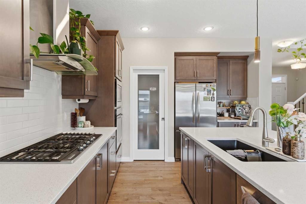 26 Evansfield Park Nw, Calgary, AB - Indoor Photo Showing Kitchen With Double Sink With Upgraded Kitchen