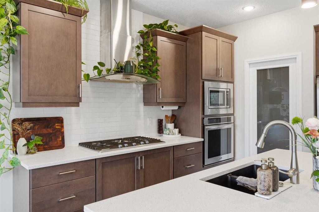 26 Evansfield Park Nw, Calgary, AB - Indoor Photo Showing Kitchen With Upgraded Kitchen