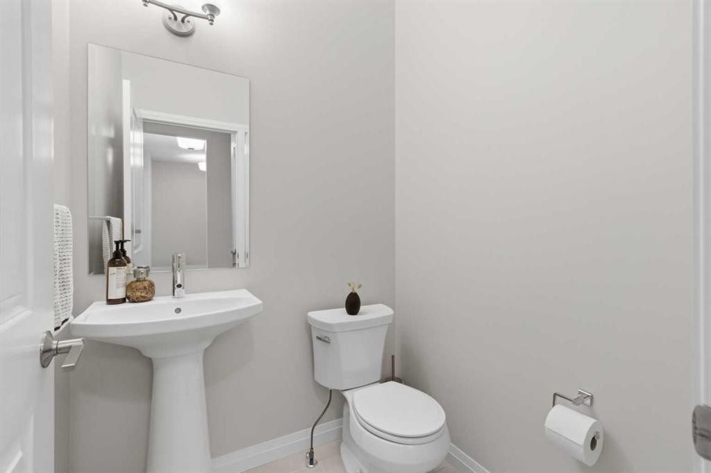 26 Evansfield Park Nw, Calgary, AB - Indoor Photo Showing Bathroom