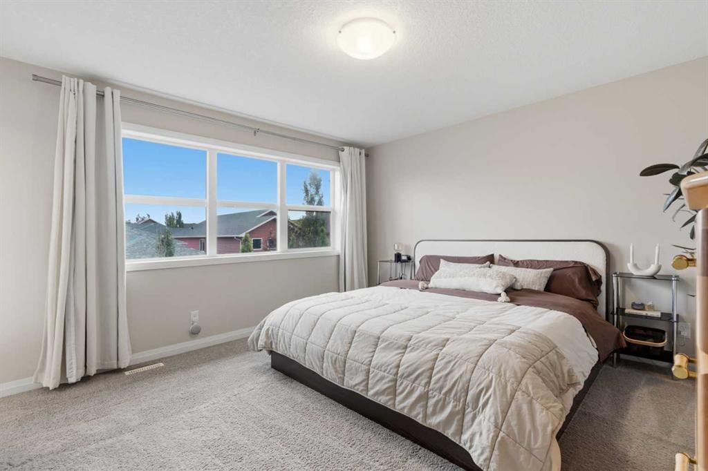 26 Evansfield Park Nw, Calgary, AB - Indoor Photo Showing Bedroom