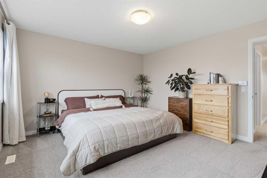26 Evansfield Park Nw, Calgary, AB - Indoor Photo Showing Bedroom