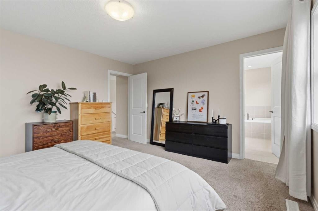 26 Evansfield Park Nw, Calgary, AB - Indoor Photo Showing Bedroom