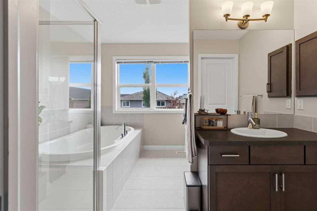 26 Evansfield Park Nw, Calgary, AB - Indoor Photo Showing Bathroom