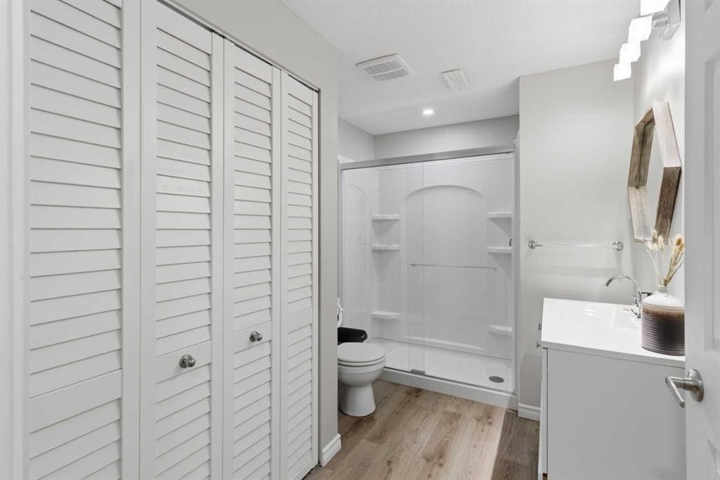 26 Evansfield Park Nw, Calgary, AB - Indoor Photo Showing Bathroom