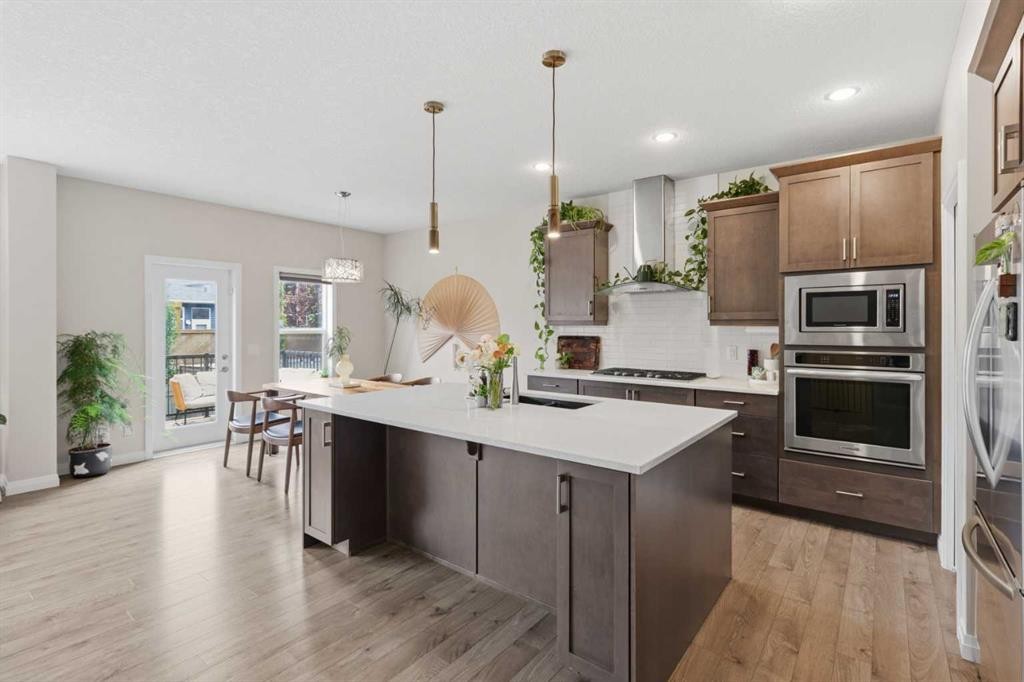 26 Evansfield Park Nw, Calgary, AB - Indoor Photo Showing Kitchen With Upgraded Kitchen