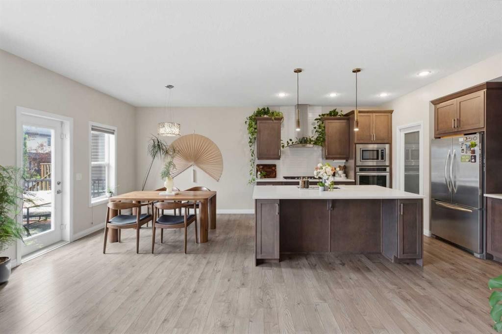 26 Evansfield Park Nw, Calgary, AB - Indoor Photo Showing Kitchen With Upgraded Kitchen