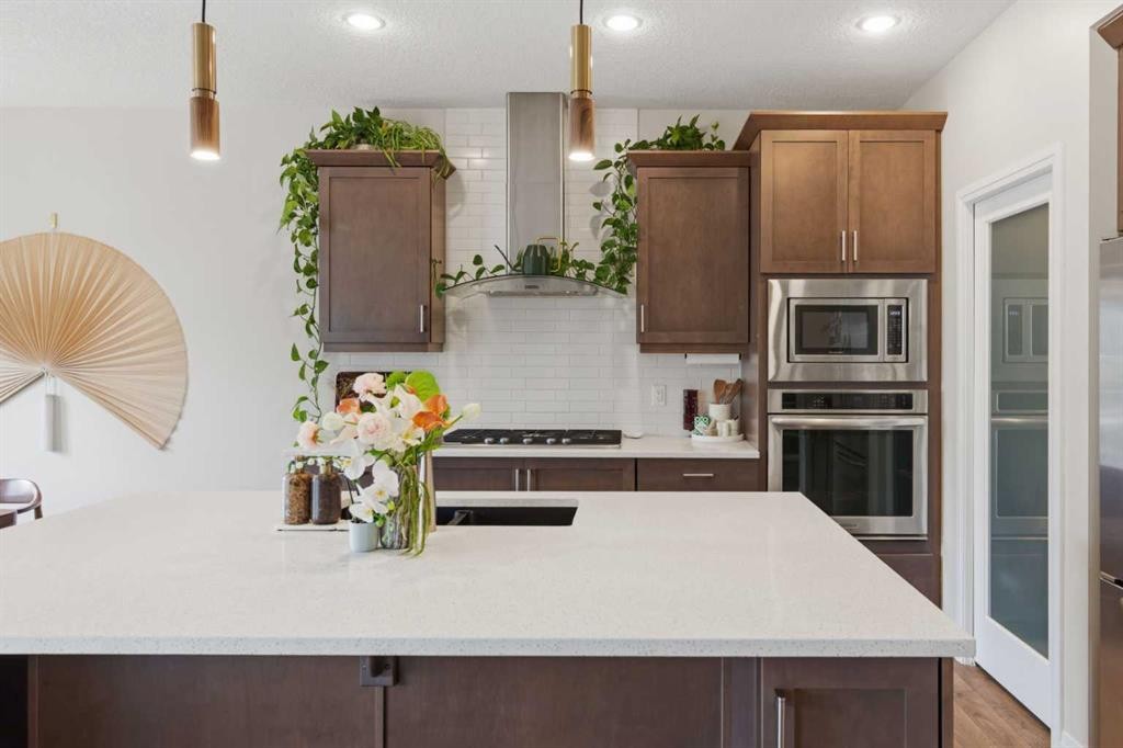 26 Evansfield Park Nw, Calgary, AB - Indoor Photo Showing Kitchen With Upgraded Kitchen