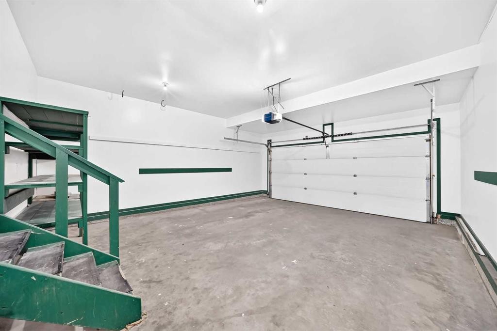 247 Covington Close Ne, Calgary, AB - Indoor Photo Showing Garage