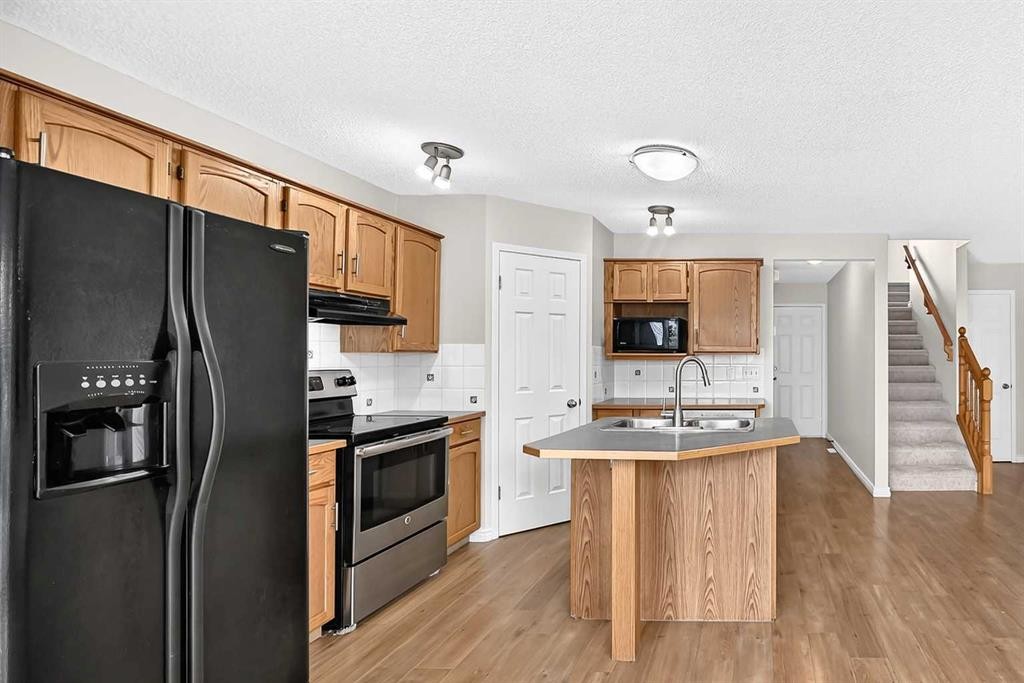 247 Covington Close Ne, Calgary, AB - Indoor Photo Showing Kitchen With Double Sink