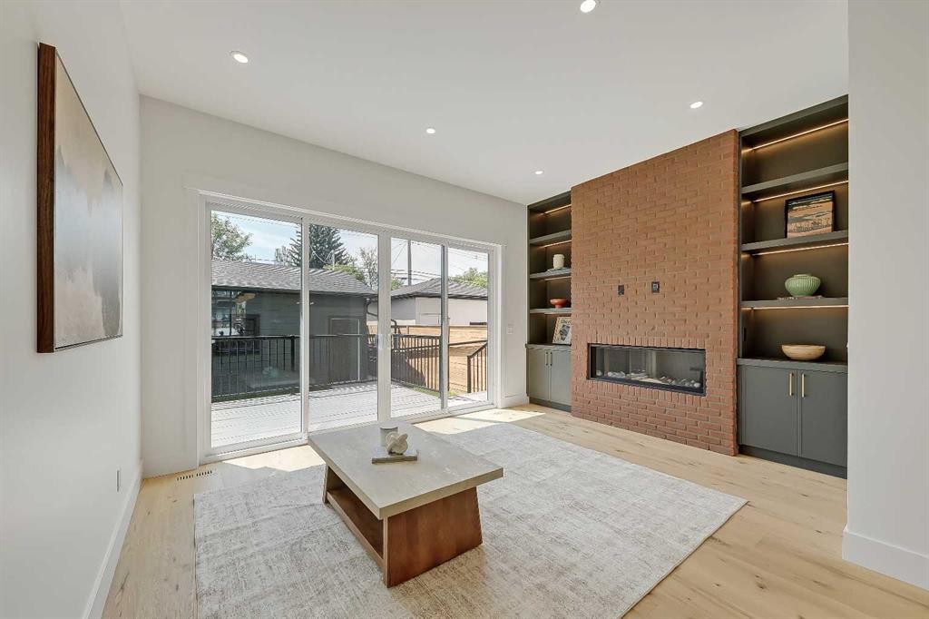 1009 18 Avenue Nw, Calgary, AB - Indoor With Fireplace