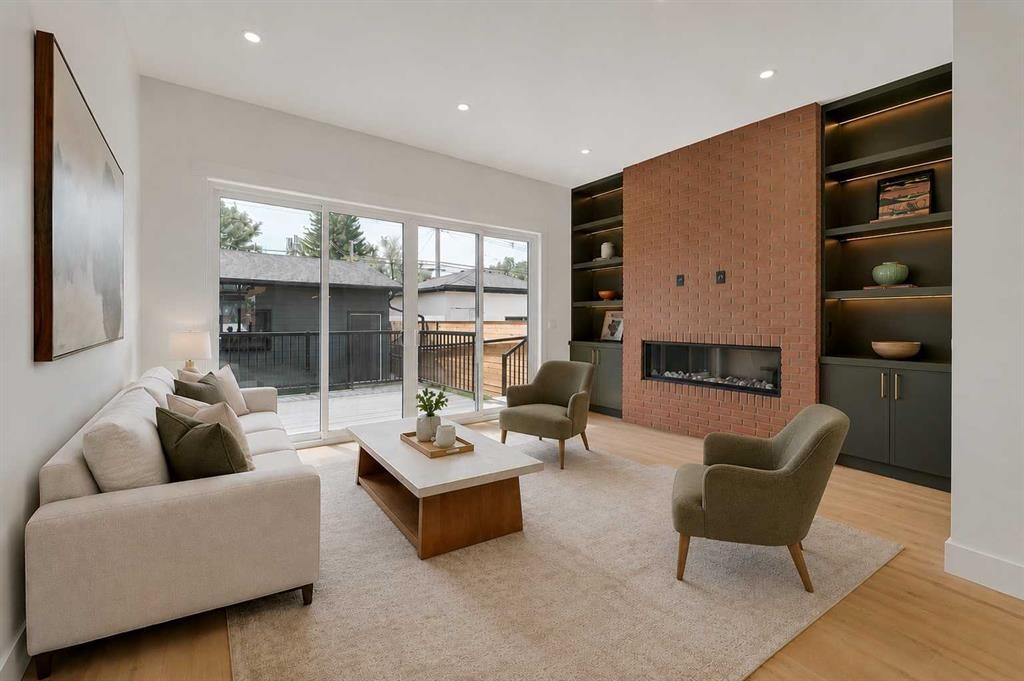 1009 18 Avenue Nw, Calgary, AB - Indoor Photo Showing Living Room With Fireplace