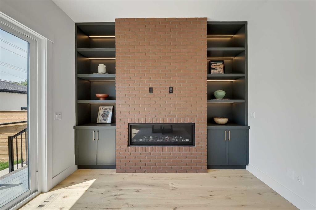 1009 18 Avenue Nw, Calgary, AB - Indoor Photo Showing Other Room With Fireplace