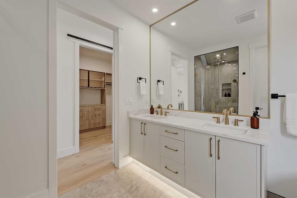 1009 18 Avenue Nw, Calgary, AB - Indoor Photo Showing Bathroom