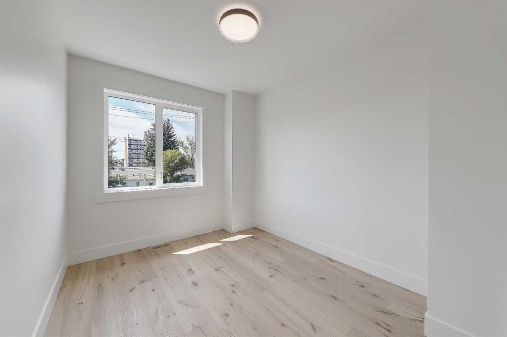 1009 18 Avenue Nw, Calgary, AB - Indoor Photo Showing Other Room
