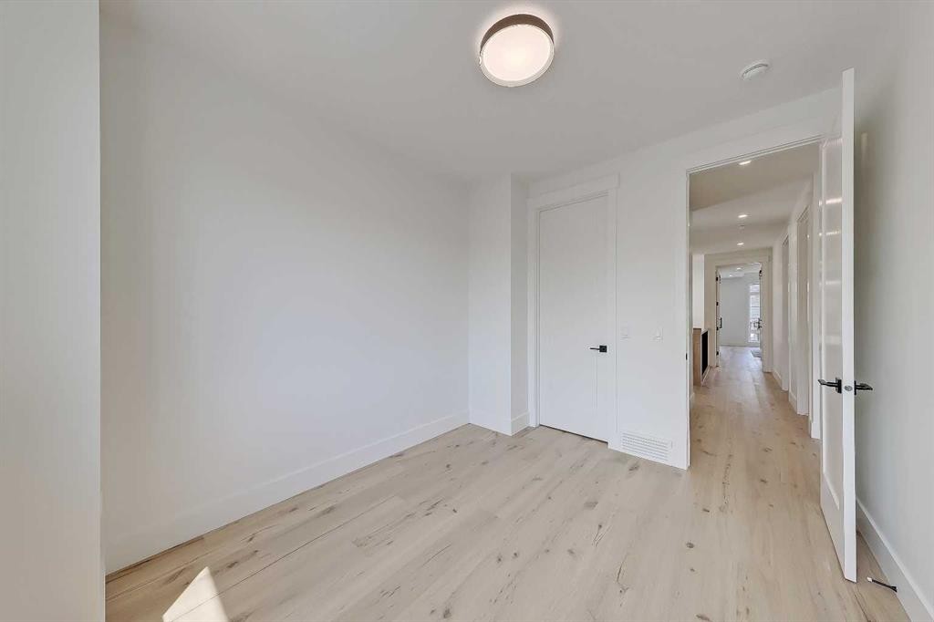 1009 18 Avenue Nw, Calgary, AB - Indoor Photo Showing Other Room