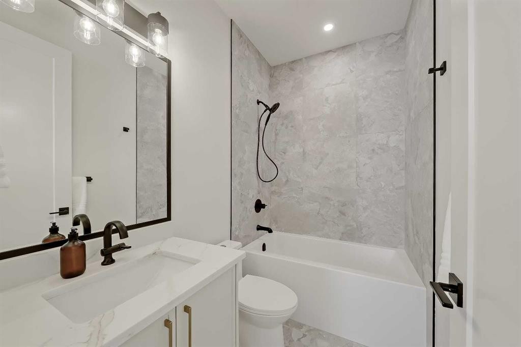 1009 18 Avenue Nw, Calgary, AB - Indoor Photo Showing Bathroom