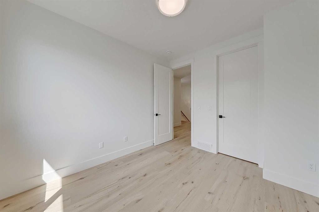 1009 18 Avenue Nw, Calgary, AB - Indoor Photo Showing Other Room